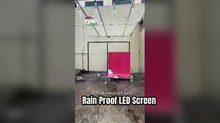 Schermo LED con grado di protezione IP65 sottoposto a simulazione di pioggia